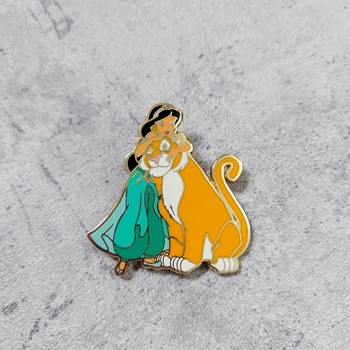 Huy hiệu cài áo số 82 -