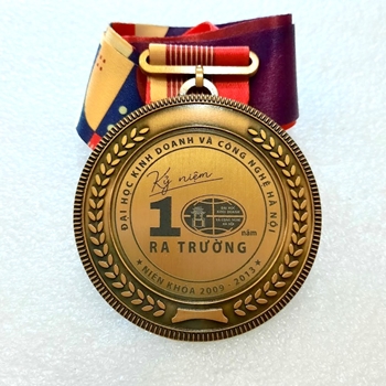 Huy chương khắc laser 10 năm ra trường -