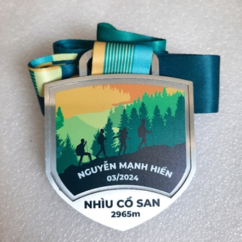 HUY CHƯƠNG IN UV MÀU - TREKKING NHÌU CỒ SAN -