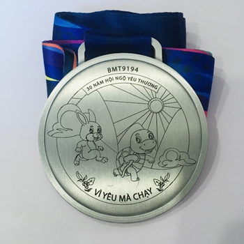 HUY CHƯƠNG KHẮC VÌ YÊU MÀ CHẠY -