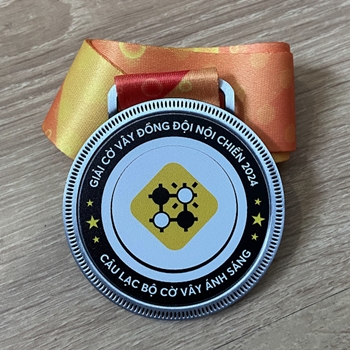 HUY CHƯƠNG IN UV CỜ VÂY ÁNH SÁNG -