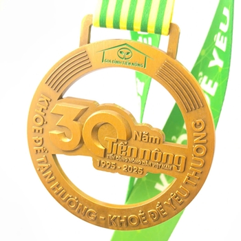 HUY CHƯƠNG 30 NĂM TIẾN NÔNG -