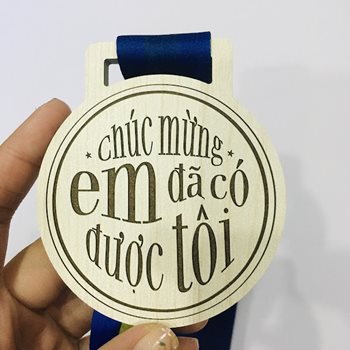HUY CHƯƠNG GỖ "CHÚC MỪNG EM ĐÃ CÓ ĐƯỢC TÔI" -